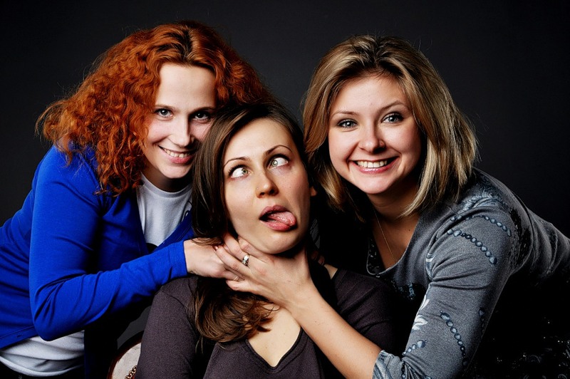 Рядом стоят 3 девушки. Смешные фотосессии подруг. Три подруги. Женская Дружба. Смешная фотосессия женщин подруг.