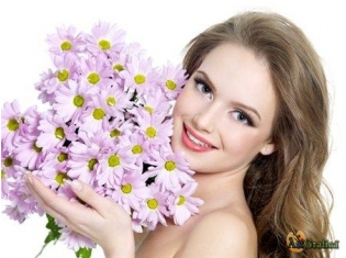 Фото девушки с цветами