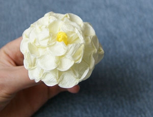 Цветок из гофрированной бумаги фото